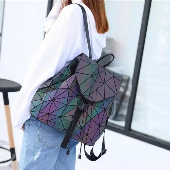 🔥 1 LEFT Light Reflective Backpack 🔥 - Picture 9 of 10